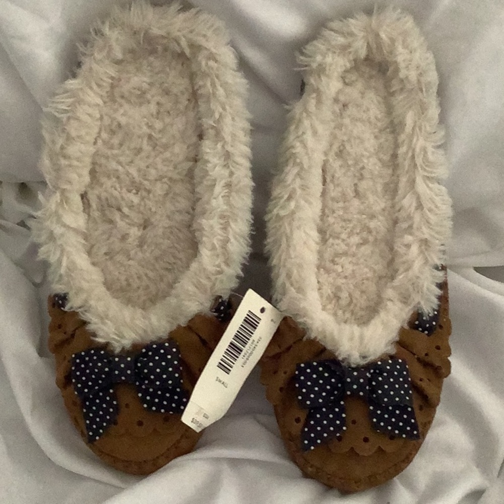 New Gilly Hicks by Abercrombie & Fitch Women’s Shearling Slippers Scuffs Size S